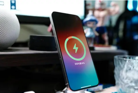 峨山苹果15换屏服务分享用什么充电器给iPhone15充电更好 